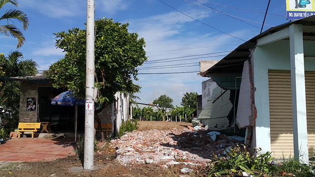 Bỗng nhiên bị người lạ đến đập phá nhà tan tành - 1 Bỗng nhiên bị người lạ đến đập phá nhà tan tành - 1