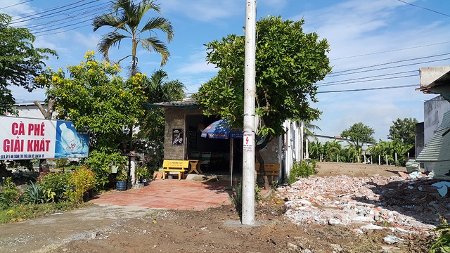 Bỗng nhiên bị người lạ đến đập phá nhà tan tành - 2 Bỗng nhiên bị người lạ đến đập phá nhà tan tành - 2