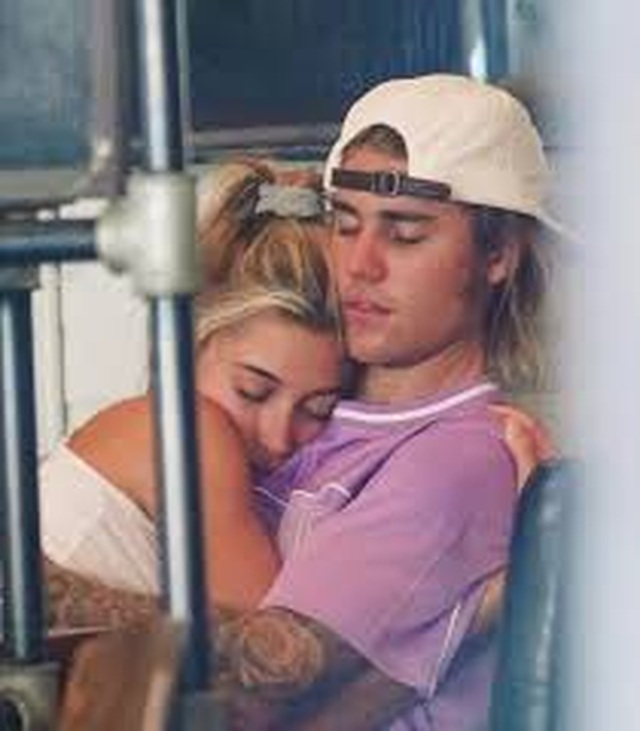 Justin Bieber và vợ dạo phố cuối tuần - 8