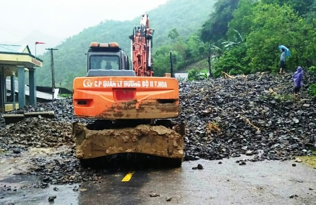 Cận cảnh huyện Mường Lát ngập ngụa trong bùn lũ, bị cô lập vì sạt lở - 8 Cận cảnh huyện Mường Lát ngập ngụa trong bùn lũ, bị cô lập vì sạt lở - 8