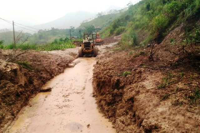 Cận cảnh huyện Mường Lát ngập ngụa trong bùn lũ, bị cô lập vì sạt lở - 11 Cận cảnh huyện Mường Lát ngập ngụa trong bùn lũ, bị cô lập vì sạt lở - 11