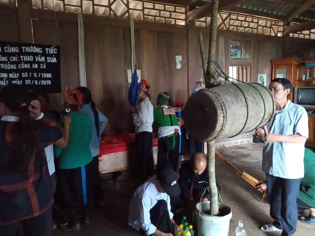 Trưởng công an xã hy sinh trong lũ: Xót xa đám tang nhờ nhà người thân - 4 Trưởng công an xã hy sinh trong lũ: Xót xa đám tang nhờ nhà người thân - 4