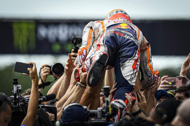 Chặng 10 MotoGP 2019: Marquez thắng dễ trong ngày chặng đua trì hoãn bởi mưa - 19