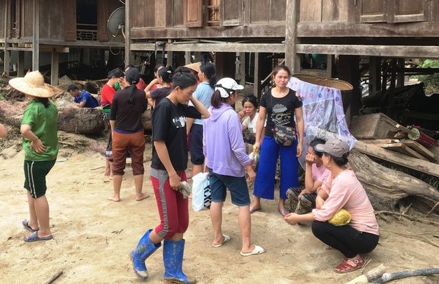 Ký ức kinh hoàng về trận lũ lịch sử: “Người ôm con chạy, nhà cửa nổi lên như bè” - 8 Ký ức kinh hoàng về trận lũ lịch sử: “Người ôm con chạy, nhà cửa nổi lên như bè” - 8