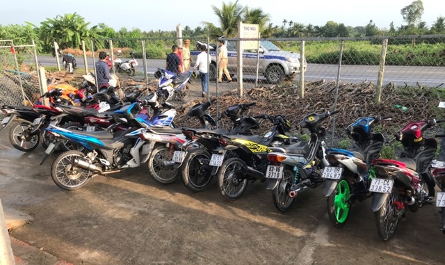 Nhiều “quái xế” quăng xe xuống mương bỏ chạy thoát thân khi gặp CSGT - 2 Nhiều “quái xế” quăng xe xuống mương bỏ chạy thoát thân khi gặp CSGT - 2