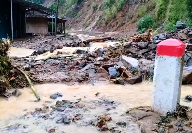 Cận cảnh huyện Mường Lát ngập ngụa trong bùn lũ, bị cô lập vì sạt lở - 12 Cận cảnh huyện Mường Lát ngập ngụa trong bùn lũ, bị cô lập vì sạt lở - 12