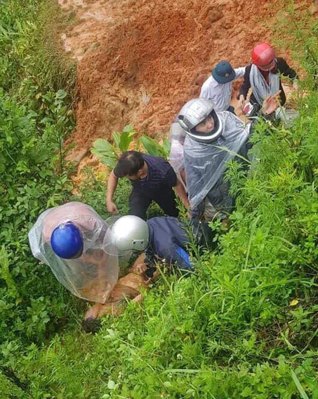 Đang đi xe máy bất ngờ bị núi lở đè chết - 2 Đang đi xe máy bất ngờ bị núi lở đè chết - 2