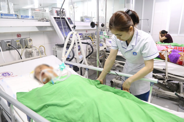 Nam thanh niên liệt cơ hô hấp, không thể thở do rắn cắn vào tai - 1 Nam thanh niên liệt cơ hô hấp, không thể thở do rắn cắn vào tai - 1