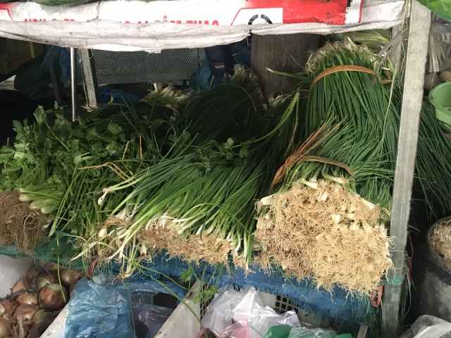 Rau củ Việt tăng gấp đôi, hàng Trung Quốc lại đứng giá sau mưa bão - 3 Rau củ Việt tăng gấp đôi, hàng Trung Quốc lại đứng giá sau mưa bão - 3