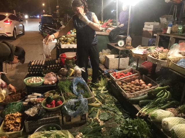 Rau củ Việt tăng gấp đôi, hàng Trung Quốc lại đứng giá sau mưa bão - 2 Rau củ Việt tăng gấp đôi, hàng Trung Quốc lại đứng giá sau mưa bão - 2