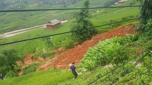 Đang đi xe máy bất ngờ bị núi lở đè chết - 1 Đang đi xe máy bất ngờ bị núi lở đè chết - 1