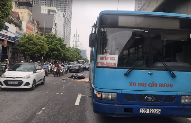 Xe buýt cán chết người trên đường phố Hà Nội - 1 Xe buýt cán chết người trên đường phố Hà Nội - 1