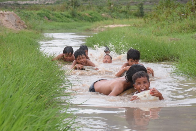 3 thanh niên “ngăn suối” mở lớp dạy bơi “dã chiến” cho trẻ em làng - 1 3 thanh niên “ngăn suối” mở lớp dạy bơi “dã chiến” cho trẻ em làng - 1