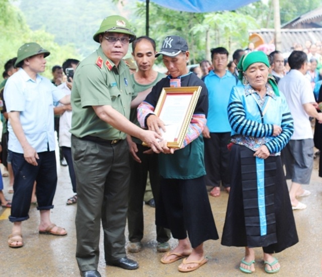 Truy tặng huy hiệu, bằng khen cho Trưởng Công an xã hy sinh khi chống lũ - 3 Truy tặng huy hiệu, bằng khen cho Trưởng Công an xã hy sinh khi chống lũ - 3