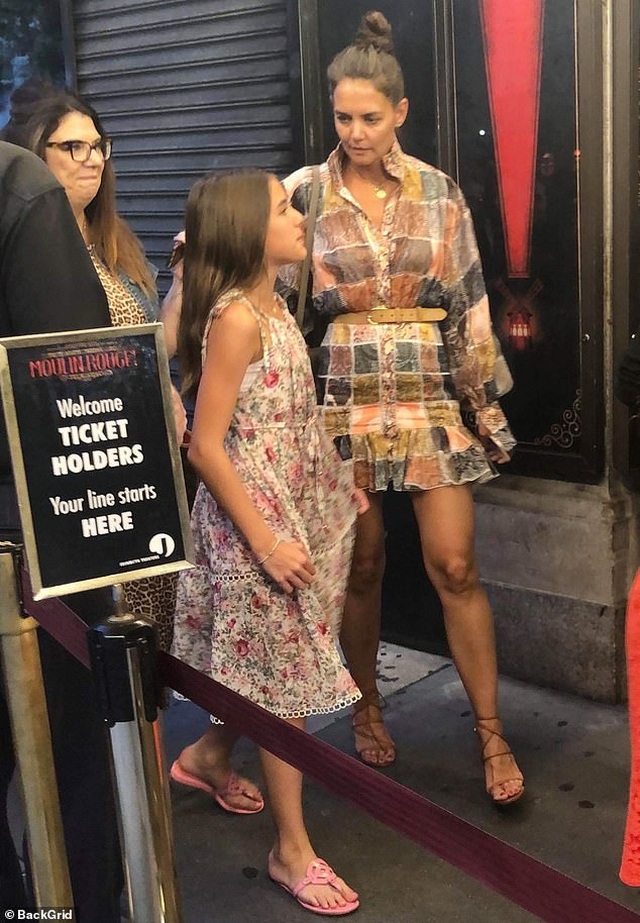 Katie Holmes giản dị cùng con ra phố - 4 Katie Holmes giản dị cùng con ra phố - 4