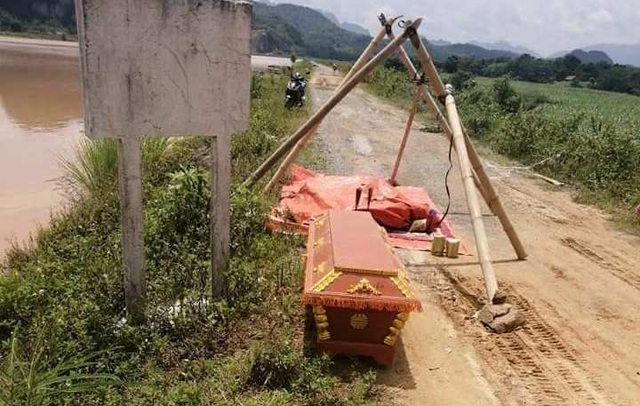 Phát hiện xác chết gần nhà máy thủy điện, nghi trôi về từ vùng lũ - 1 Phát hiện xác chết gần nhà máy thủy điện, nghi trôi về từ vùng lũ - 1