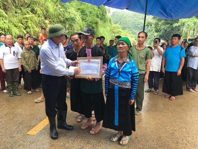 Truy tặng huy hiệu, bằng khen cho Trưởng Công an xã hy sinh khi chống lũ - 2 Truy tặng huy hiệu, bằng khen cho Trưởng Công an xã hy sinh khi chống lũ - 2
