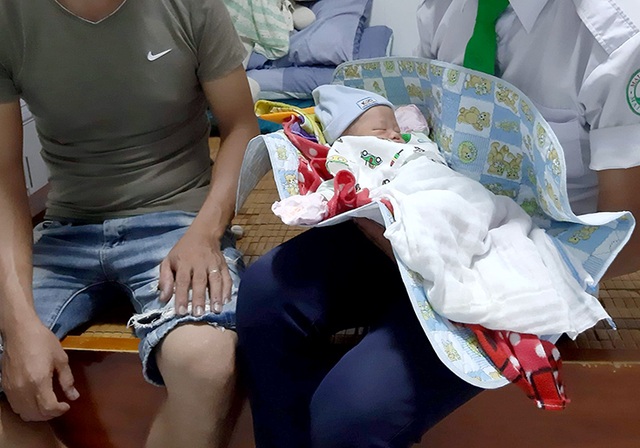 Gia đình mới của cháu bé bị bỏ rơi kiến cắn sưng mặt - 1 Gia đình mới của cháu bé bị bỏ rơi kiến cắn sưng mặt - 1