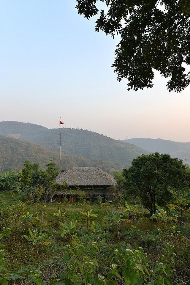 Căn nhà gỗ ở Hòa Bình dốc 30 độ duyên dáng bên hồ mê hoặc báo Tây - 1 Căn nhà gỗ ở Hòa Bình dốc 30 độ duyên dáng bên hồ mê hoặc báo Tây - 1