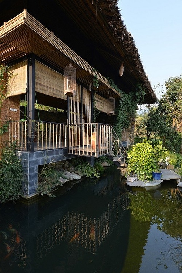 Căn nhà gỗ ở Hòa Bình dốc 30 độ duyên dáng bên hồ mê hoặc báo Tây - 2 Căn nhà gỗ ở Hòa Bình dốc 30 độ duyên dáng bên hồ mê hoặc báo Tây - 2