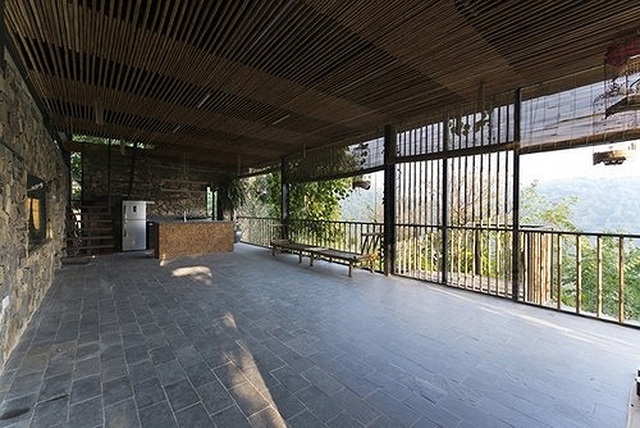 Căn nhà gỗ ở Hòa Bình dốc 30 độ duyên dáng bên hồ mê hoặc báo Tây - 5 Căn nhà gỗ ở Hòa Bình dốc 30 độ duyên dáng bên hồ mê hoặc báo Tây - 5