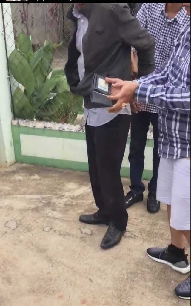 Giây phút bắt tại trận phó Viện trưởng VKSND nhận hối lộ 2.500 USD - 8 Giây phút bắt tại trận phó Viện trưởng VKSND nhận hối lộ 2.500 USD - 8