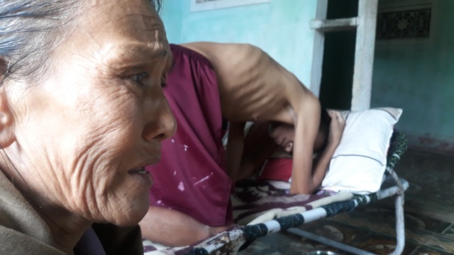 Người đàn bà âm thầm trả lễ đính hôn, ở vậy chăm cha và em trai bệnh tật - 1 Người đàn bà âm thầm trả lễ đính hôn, ở vậy chăm cha và em trai bệnh tật - 1