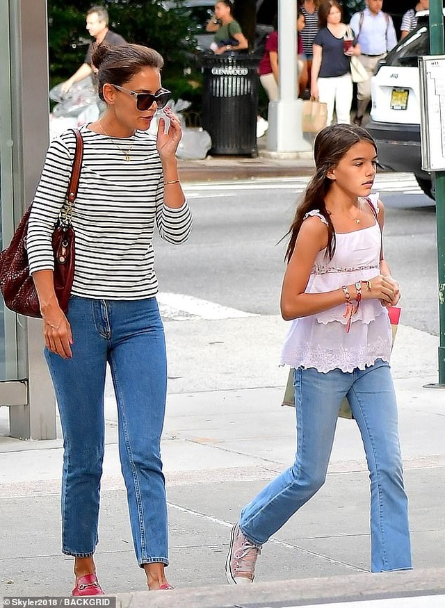 Katie Holmes giản dị cùng con ra phố - 1 Katie Holmes giản dị cùng con ra phố - 1