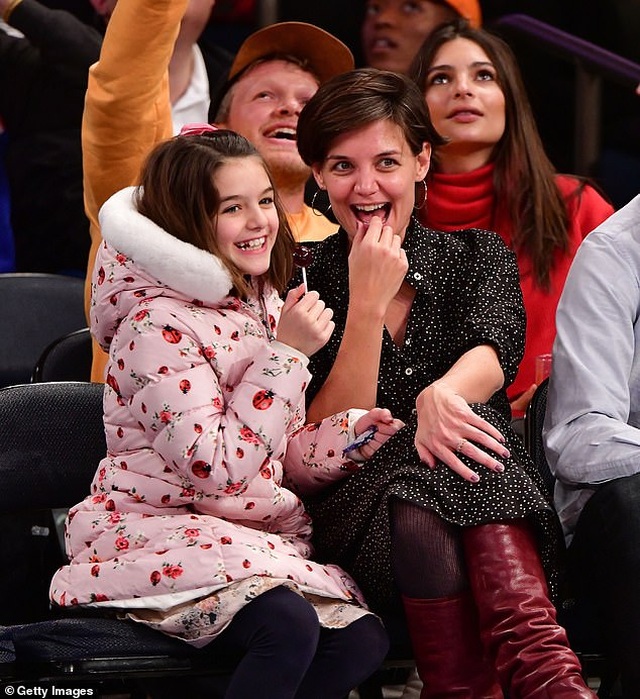 Katie Holmes giản dị cùng con ra phố - 7 Katie Holmes giản dị cùng con ra phố - 7