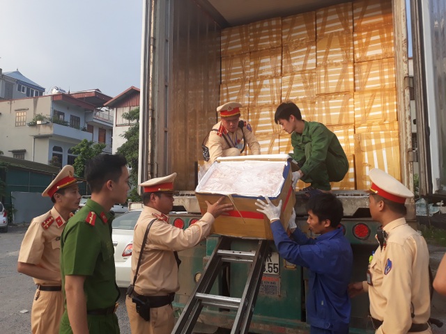Công an Hà Nội truy bắt xe container chứa 25 tấn nội tạng thối - 1 Công an Hà Nội truy bắt xe container chứa 25 tấn nội tạng thối - 1