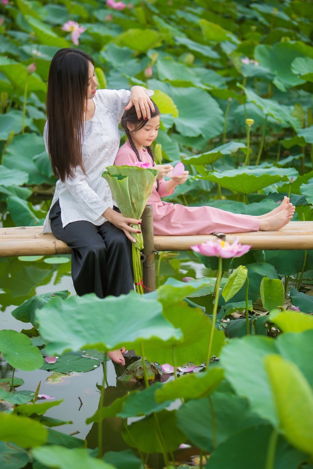 Người mẫu Sao Xa khoe dáng mình hạc xương mai bên hồ sen | Báo Dân trí