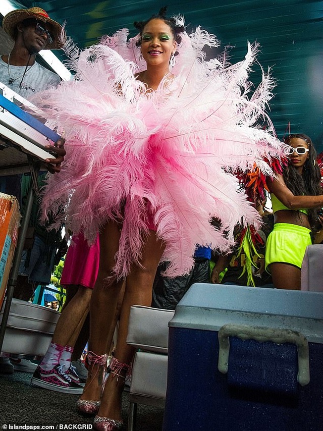 Rihanna hạnh phúc trong vòng vây của người hâm mộ - 3 Rihanna hạnh phúc trong vòng vây của người hâm mộ - 3