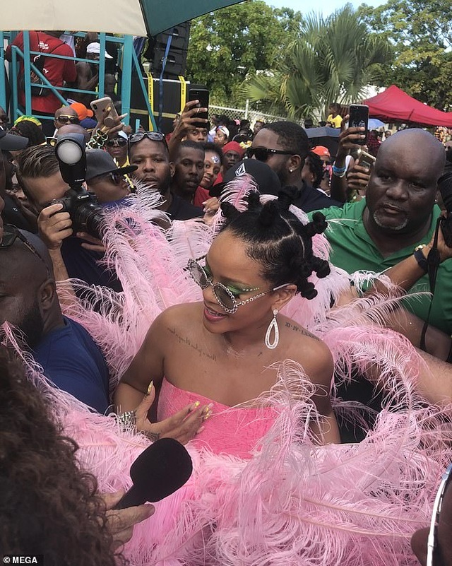 Rihanna hạnh phúc trong vòng vây của người hâm mộ - 7 Rihanna hạnh phúc trong vòng vây của người hâm mộ - 7