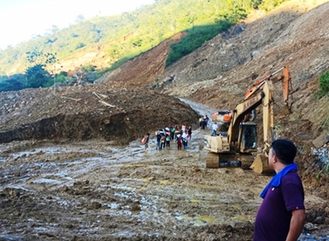 Quốc lộ 15C thông tuyến sau 5 ngày ách tắc, Mường Lát thoát cảnh cô lập - 3 Quốc lộ 15C thông tuyến sau 5 ngày ách tắc, Mường Lát thoát cảnh cô lập - 3