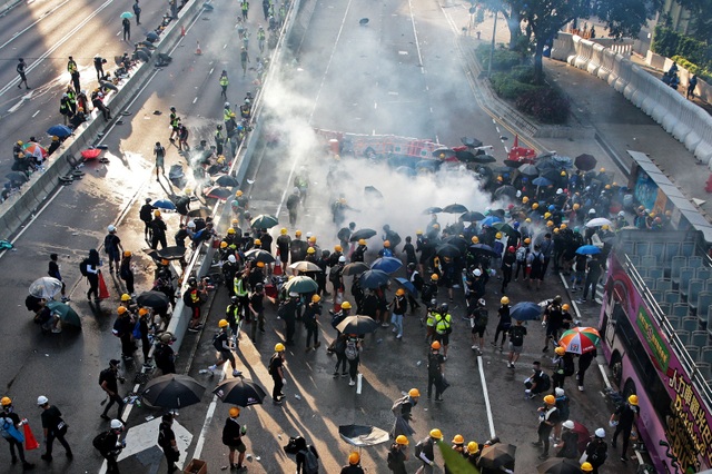 “Hong Kong đối mặt cuộc khủng hoảng lớn nhất từ khi được trao trả”