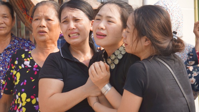 Xót xa đám tang hoa trắng của bé trai bị bỏ quên suốt 9 tiếng trên xe đưa đón - 4 Xót xa đám tang hoa trắng của bé trai bị bỏ quên suốt 9 tiếng trên xe đưa đón - 4