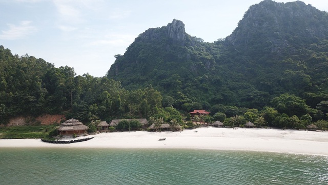 Hàng loạt công trình xây dựng trên vịnh Bái Tử Long bị “sờ gáy” - 1 Hàng loạt công trình xây dựng trên vịnh Bái Tử Long bị “sờ gáy” - 1