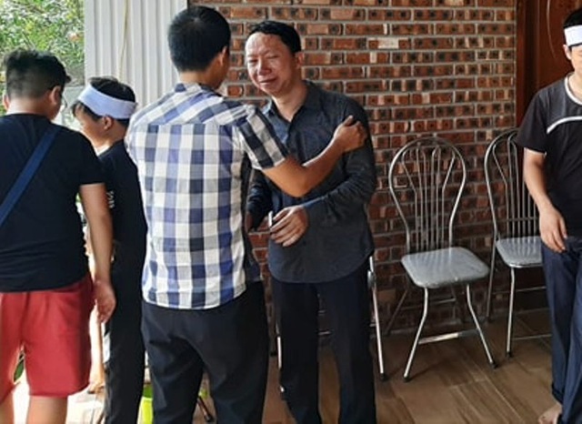 Xót xa đám tang hoa trắng của bé trai bị bỏ quên suốt 9 tiếng trên xe đưa đón - 2 Xót xa đám tang hoa trắng của bé trai bị bỏ quên suốt 9 tiếng trên xe đưa đón - 2