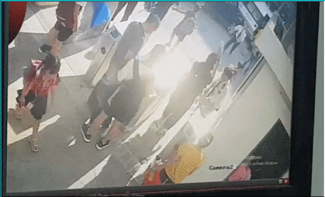 Học sinh lớp 1 bị bỏ quên trên xe bus trường Gateway tử vong trước khi được đưa đến viện - 1 Học sinh lớp 1 bị bỏ quên trên xe bus trường Gateway tử vong trước khi được đưa đến viện - 1