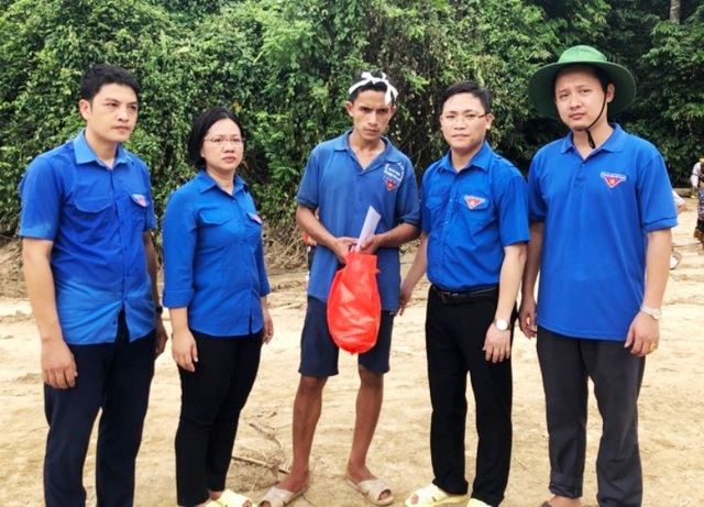 Trao tặng huy hiệu Tuổi trẻ dũng cảm cho “người hùng trong lũ” Phạm Bá Huy - 2 Trao tặng huy hiệu Tuổi trẻ dũng cảm cho “người hùng trong lũ” Phạm Bá Huy - 2