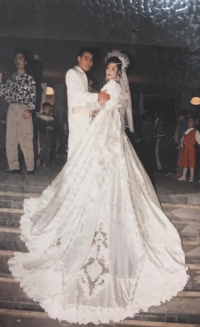 Đám cưới đại gia thập niên 90 Cô dâu thay 4 bộ váy, rước