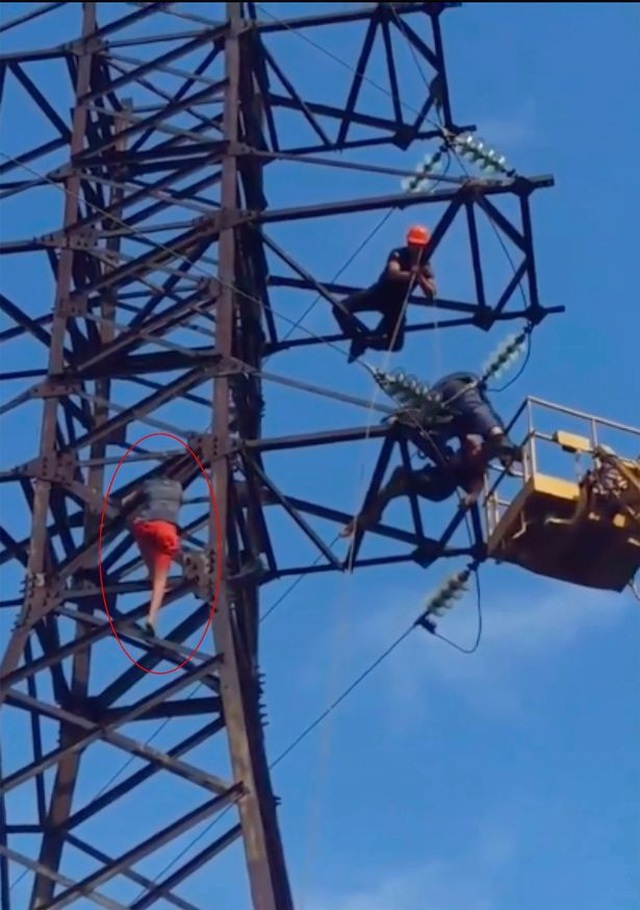 Leo cột cao thế để chụp ảnh tự sướng, thiếu niên bị điện giật chết