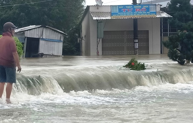 Phú Quốc lũ dâng cao ngang đầu người, huy động 1.000 quân cứu dân - 10 Phú Quốc lũ dâng cao ngang đầu người, huy động 1.000 quân cứu dân - 10
