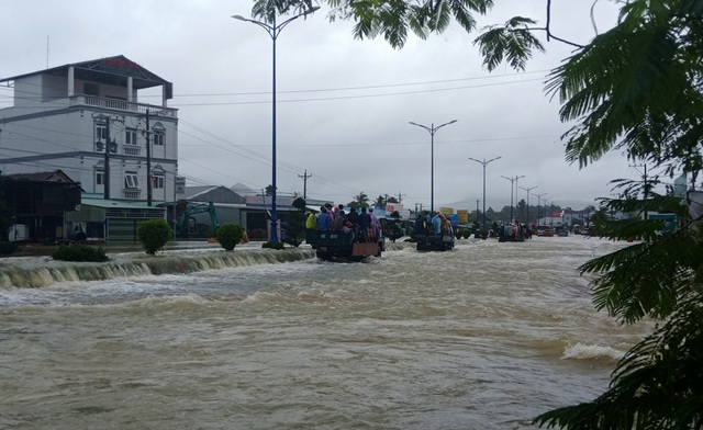 Phú Quốc lũ dâng cao ngang đầu người, huy động 1.000 quân cứu dân - 1 Phú Quốc lũ dâng cao ngang đầu người, huy động 1.000 quân cứu dân - 1