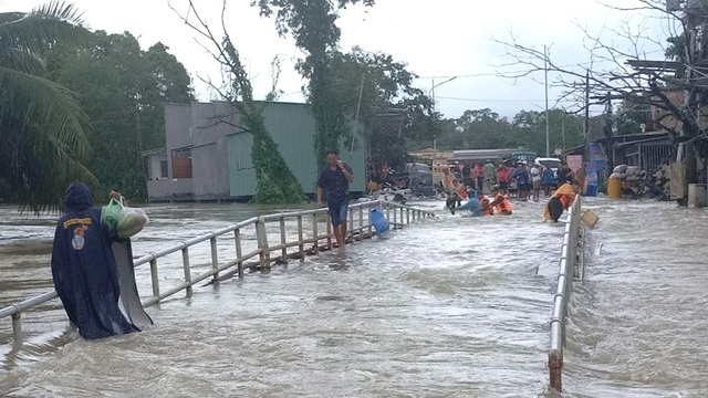 Phú Quốc lũ dâng cao ngang đầu người, huy động 1.000 quân cứu dân - 18 Phú Quốc lũ dâng cao ngang đầu người, huy động 1.000 quân cứu dân - 18