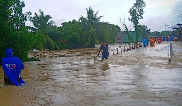 Phú Quốc lũ dâng cao ngang đầu người, huy động 1.000 quân cứu dân - 17 Phú Quốc lũ dâng cao ngang đầu người, huy động 1.000 quân cứu dân - 17