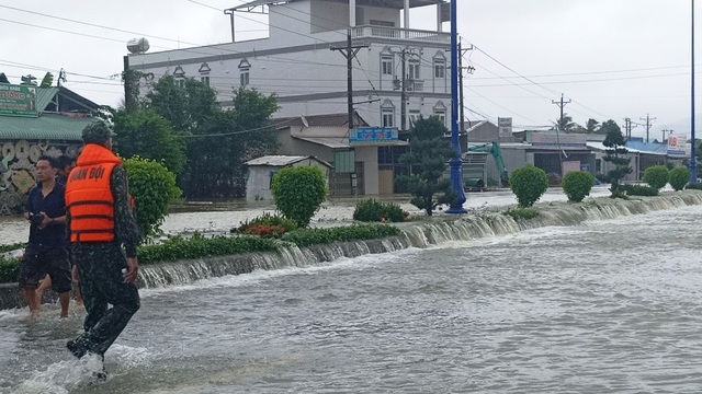 Phú Quốc lũ dâng cao ngang đầu người, huy động 1.000 quân cứu dân - 16 Phú Quốc lũ dâng cao ngang đầu người, huy động 1.000 quân cứu dân - 16