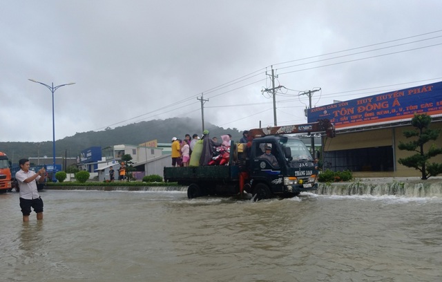 Phú Quốc lũ dâng cao ngang đầu người, huy động 1.000 quân cứu dân - 9 Phú Quốc lũ dâng cao ngang đầu người, huy động 1.000 quân cứu dân - 9