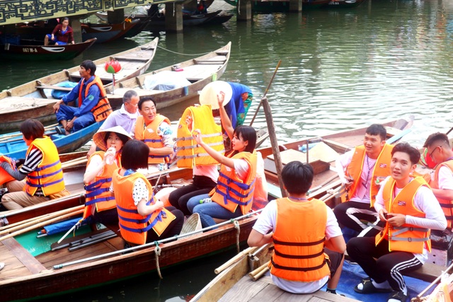 Du khách hào hứng tham gia “Một giờ vì Hội An sạch hơn” - 2 Du khách hào hứng tham gia “Một giờ vì Hội An sạch hơn” - 2