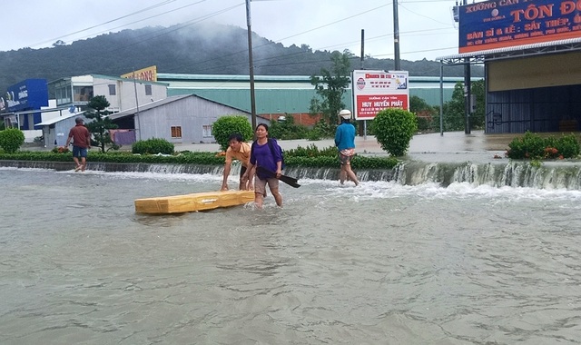 Phú Quốc lũ dâng cao ngang đầu người, huy động 1.000 quân cứu dân - 11 Phú Quốc lũ dâng cao ngang đầu người, huy động 1.000 quân cứu dân - 11